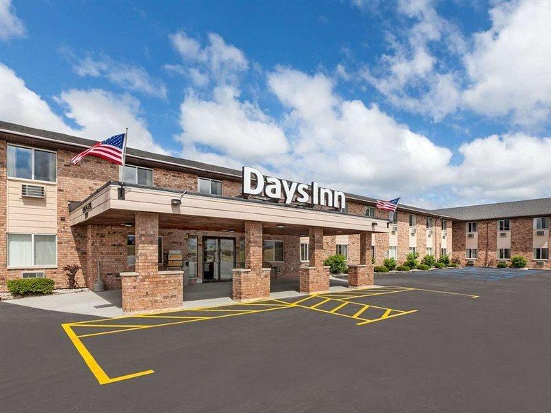 Baymont By Wyndham Manistee Hotel Exterior photo
