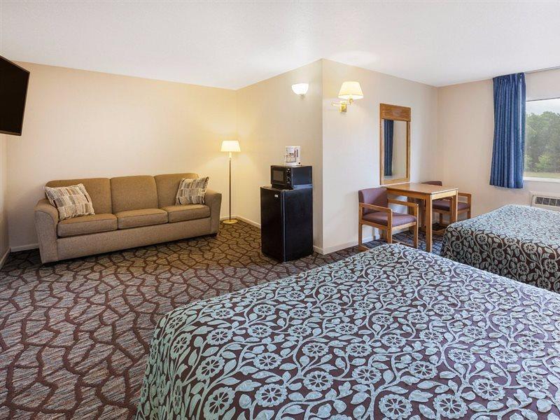 Baymont By Wyndham Manistee Hotel Exterior photo