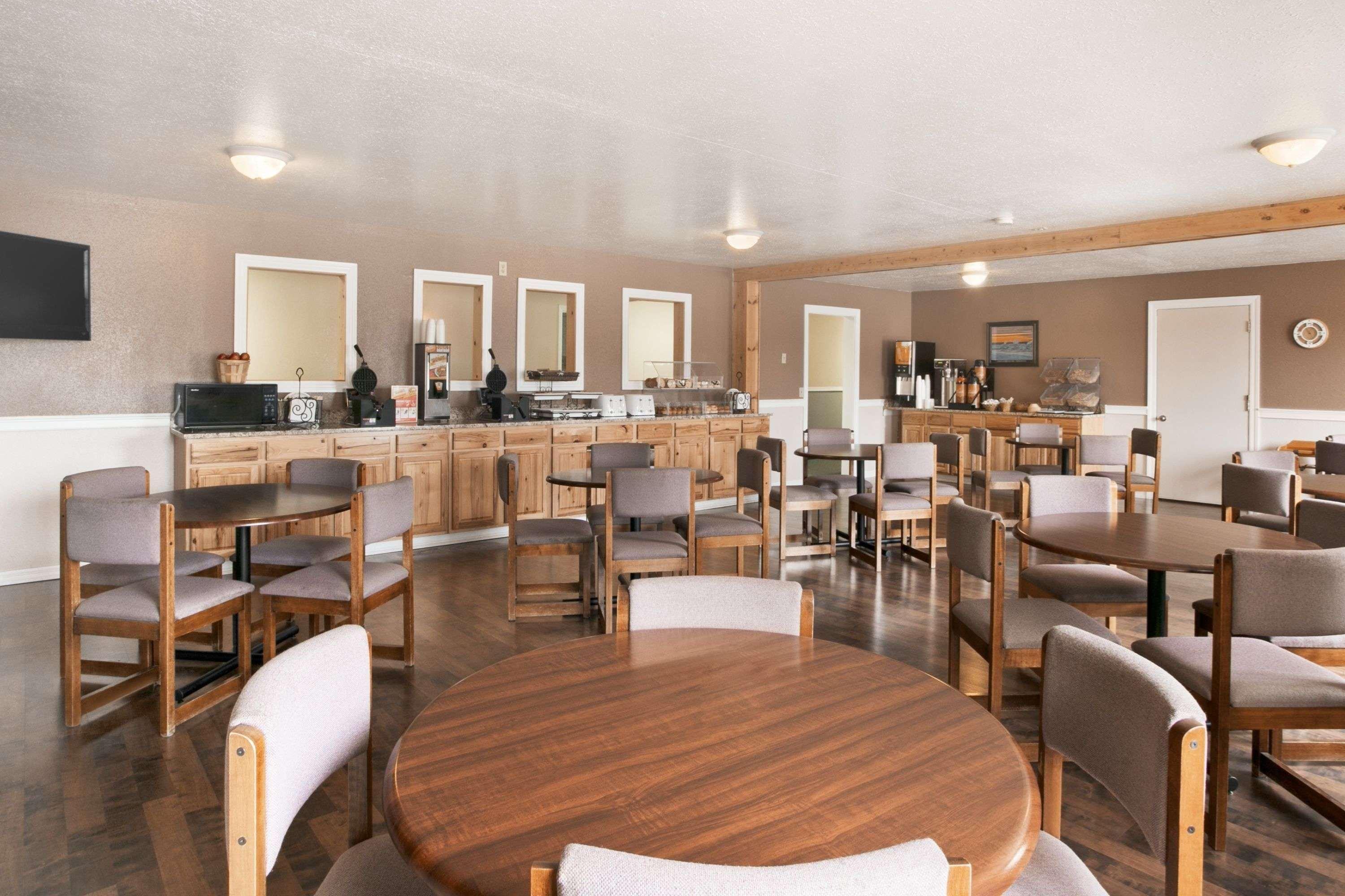 Baymont By Wyndham Manistee Hotel Exterior photo