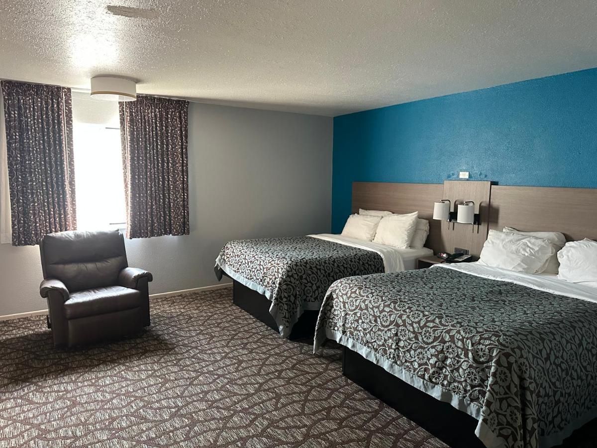 Baymont By Wyndham Manistee Hotel Exterior photo