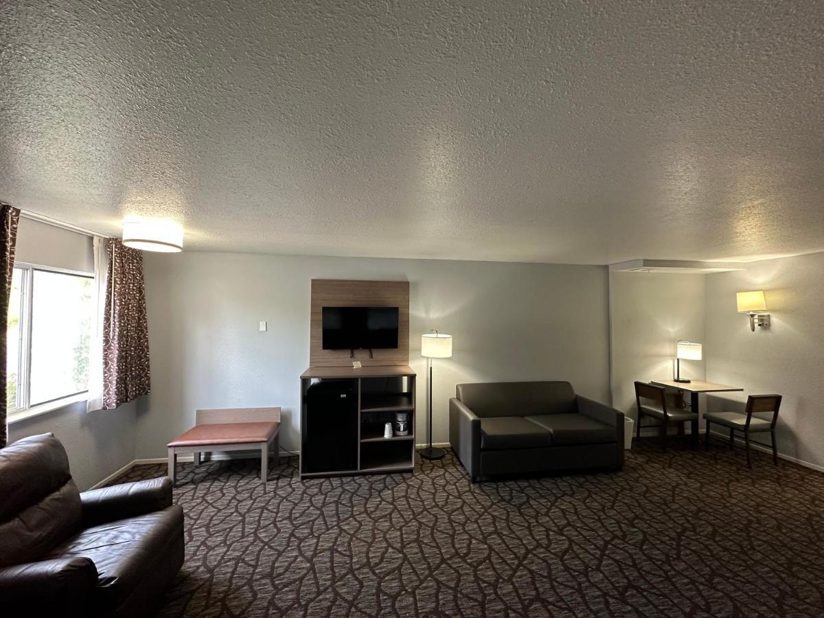 Baymont By Wyndham Manistee Hotel Exterior photo
