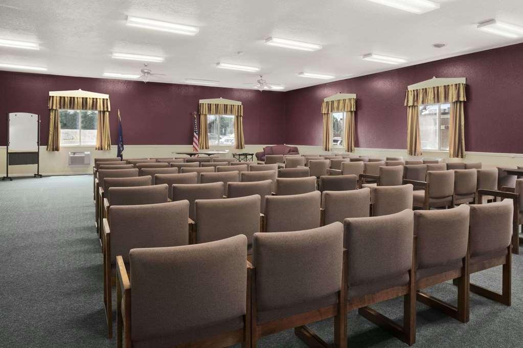 Baymont By Wyndham Manistee Hotel Facilities photo